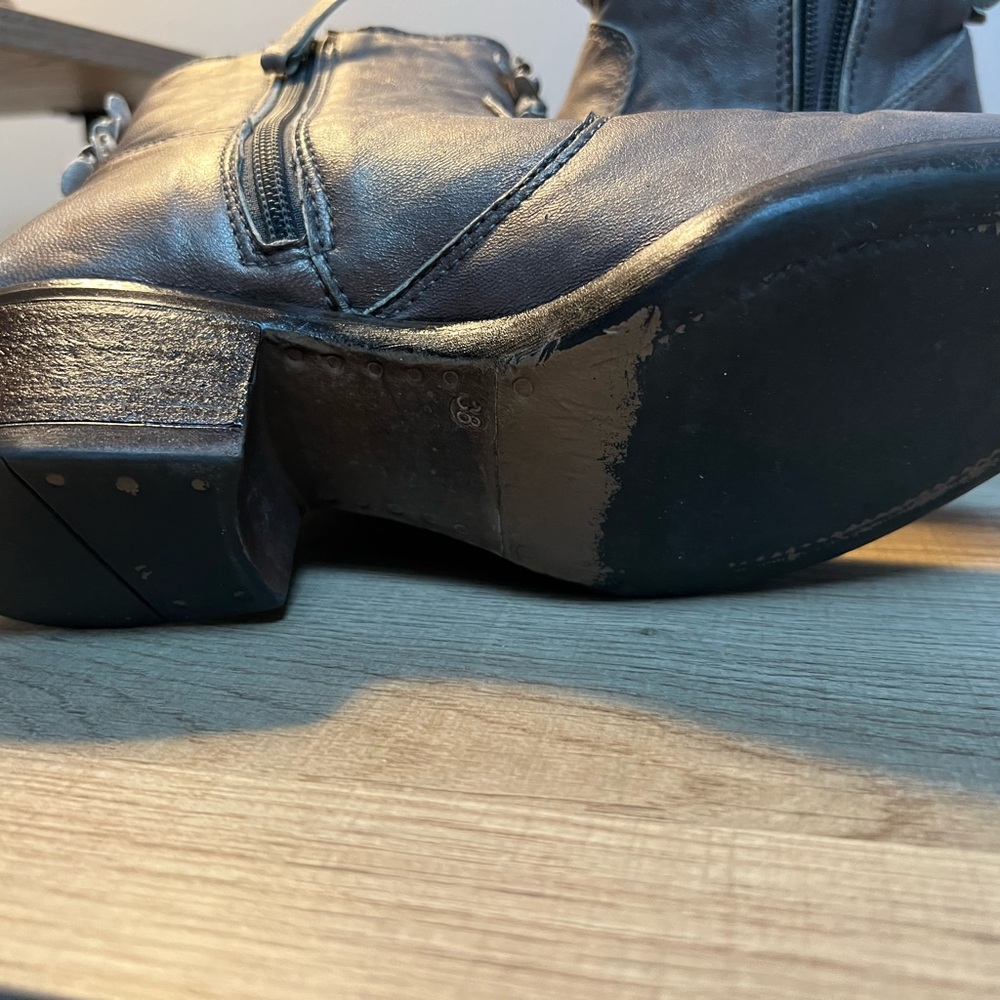 Gray Ankle Boots with Floral Decoration and Stacked Heel - Picture 2 of 4